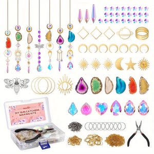 Può includere: Una collezione di kit e componenti per la creazione di acchiappasole. L'immagine presenta vari ciondoli di cristallo, fette di pietre preziose, ciondoli in metallo e strumenti. Il kit include una scatola di plastica trasparente con pinze e altri accessori. Il testo sulla scatola recita "DIY Sun Catchers Making Kits."