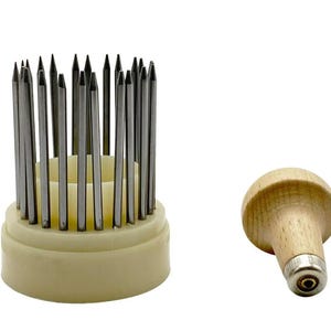 Könnte beinhalten: Ein Satz Metallwerkzeuge mit einem Holzgriff. Die Werkzeuge sind in einem runden Halter mit einem weißen Sockel angeordnet. Die Werkzeuge werden zum Basteln und zur Schmuckherstellung verwendet.