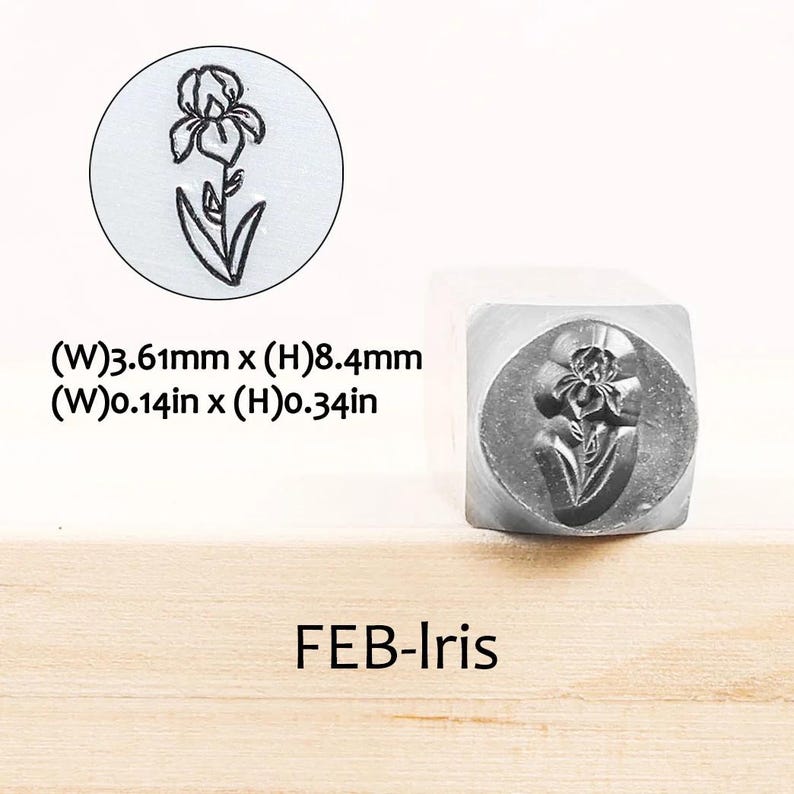 Pode incluir: Um carimbo de metal com um desenho de flor de &iacute;ris. O carimbo tem 3,61 mm de largura e 8,4 mm de altura. O texto "FEB-Iris" &eacute; exibido abaixo do carimbo.