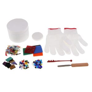 Peut inclure: Un kit de mosaïque avec une base blanche, des carreaux de verre colorés, des outils et des gants. Le kit comprend une variété de couleurs et de formes de carreaux de verre, une base blanche, une paire de gants blancs, un outil rouge, un outil en bois et un petit cercle blanc.