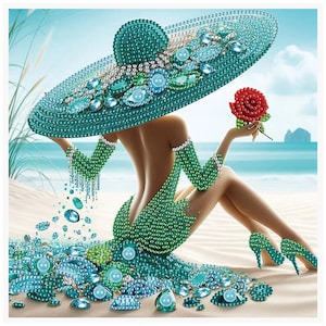 Può includere: Una rappresentazione artistica di una donna su una spiaggia, adornata con dettagli turchesi e verde acqua. Indossa un grande cappello e un vestito, entrambi ricoperti di perline e gemme. Tiene in mano una rosa rossa, con il mare sullo sfondo.