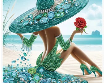 Könnte beinhalten: Eine künstlerische Darstellung einer Frau am Strand, verziert mit türkisen und blaugrünen Details. Sie trägt einen großen Hut und ein Kleid, beide bedeckt mit Perlen und Edelsteinen. Sie hält eine rote Rose, mit dem Meer im Hintergrund.