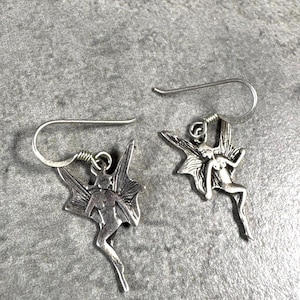 Pendientes de hadas de plata de ley 925, pendientes colgantes de ninfa alada estilo Art Nouveau, joyería de fantasía mítica, colgantes de duende estilo vintage de 3/4".