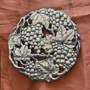 Arthur Court Grapes Collection Trivet, Sand Cast Aluminum Hot Pad, Vineyard Style Home Decor