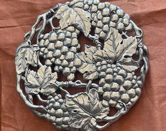 Onderzetter uit de Arthur Court Grapes Collection, gegoten aluminium pannenlap, woondecoratie in wijngaardstijl.