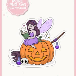 Peut inclure: Une illustration numérique représentant une fée aux ailes et à la robe violettes assise sur une citrouille orange sculptée, lisant un livre vert. Un petit crâne blanc et des fioles de potion violettes sont présents, avec un balai et des étoiles.