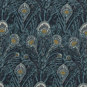 Puede incluir: Un patrón sin costuras que presenta plumas de pavo real en tonos de azul y verde. Las plumas están dispuestas en un patrón repetitivo, creando una sensación de movimiento y profundidad. El fondo es de color azul oscuro, lo que proporciona un contraste con los colores brillantes de las plumas.