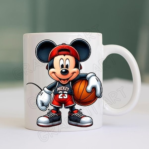 Peut inclure: Une tasse en c&eacute;ramique blanche avec une image de dessin anim&eacute; de Mickey Mouse portant un maillot de basket-ball rouge avec le num&eacute;ro 23 et tenant un ballon de basket. Le texte "Mickey" est sur le maillot.