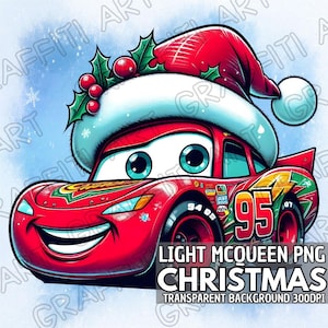 Op de afbeelding: Een rode cartoon raceauto met een kerstmanmuts met hulst en bessen. De auto heeft nummer 95 aan de zijkant en een glimlachend gezicht. De achtergrond is lichtblauw met sneeuwvlokken.