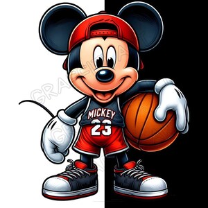 Peut inclure: Mickey Mouse portant un uniforme de basket-ball rouge et noir avec le num&eacute;ro 23 sur le devant. Il tient un ballon de basket et porte une casquette de baseball rouge.