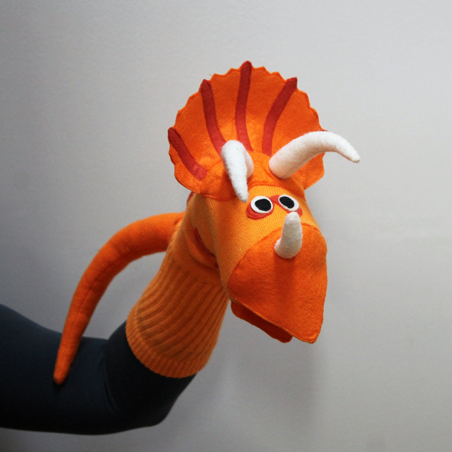 Marionnette chaussette haute couture, dinosaure, tricératops, cousu professionnellement, qualité héritage, OOAK, sans écran, jouet créatif, fabriqué sur commande