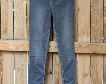 Enkla jeans med volanger