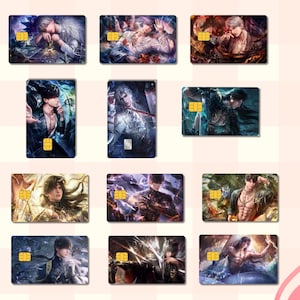 Pu&ograve; includere: Una collezione di dodici adesivi rettangolari per carte di credito con illustrazioni di personaggi maschili in stile anime. Ogni carta mostra una scena fantasy unica con colori vivaci e un chip EMV dorato.