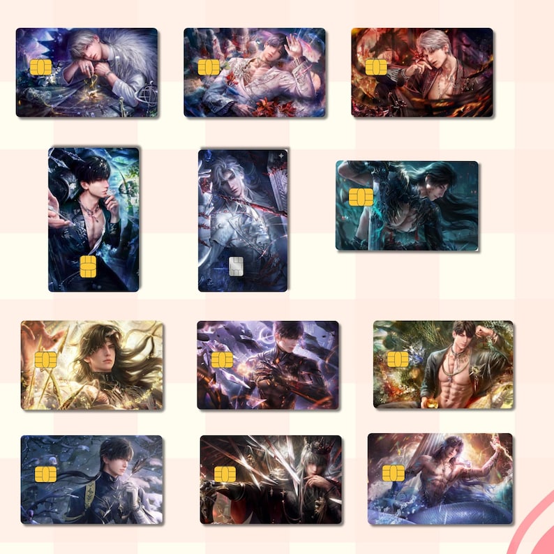Pu&ograve; includere: Una collezione di dodici adesivi rettangolari per carte di credito con illustrazioni di personaggi maschili in stile anime. Ogni carta mostra una scena fantasy unica con colori vivaci e un chip EMV dorato.