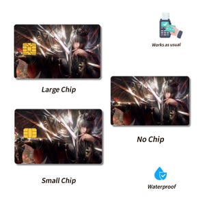 Pu&ograve; includere: Tre adesivi rettangolari per carte di credito con un personaggio in stile anime dai lunghi capelli bianchi e una corona, circondato da lame. Le etichette includono Large Chip, Small Chip, No Chip, Works as usual e Waterproof con icone.