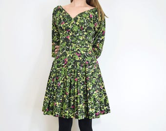 Vintage 1960s Dress XS/S early 60s Print green black horse carriage novelty print // low cut neckline metal zipper extra small