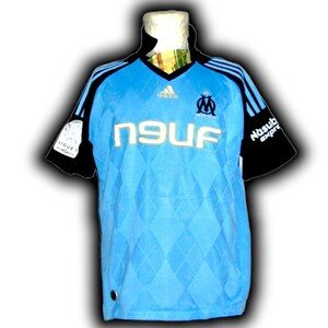 Puede incluir: Camiseta de f&uacute;tbol azul claro con mangas y detalles negros. Incluye el logo de Adidas, el emblema del equipo y la palabra "NEUF" en blanco. La camiseta tiene un patr&oacute;n de diamantes y el texto "LIGUE 1" en la manga.