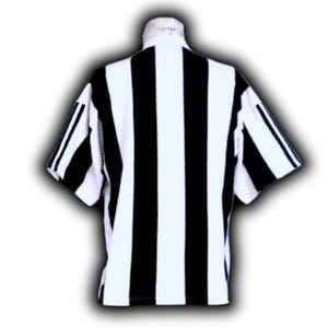 Op de afbeelding: Een zwart-wit gestreept shirt met korte mouwen. Het shirt heeft een witte kraag en verticale zwarte strepen over de voor- en achterkant. De mouwen hebben zwarte strepen op de schouders. Geschikt voor sport of casual wear.
