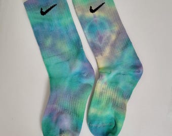 Tie-dye Nike-sokken. Handgeverfd, op bestelling gemaakt. Echte Nike-sokken. Kleurrijke en unieke tie-dye. Blauw paars geel en groen