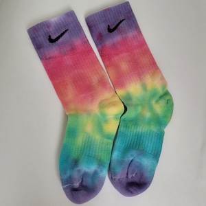 Calcetines Nike teñidos a mano. Teñidos a mano, hechos a pedido. Calcetines Nike genuinos. Tie-dye coloridos y únicos. Arcoíris