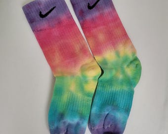 Tie-dye Nike-sokken. Handgeverfd, op bestelling gemaakt. Echte Nike-sokken. Kleurrijke en unieke tie-dye. Regenboog
