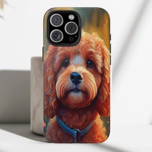 Könnte beinhalten: Eine Handyhülle mit einem Nahaufnahme-Porträt eines braunen und weißen Hundes mit lockigem Fell. Der Hund schaut direkt in die Kamera mit einem sanften Ausdruck. Der Hintergrund ist ein verschwommenes Bild eines Sonnenuntergangs.