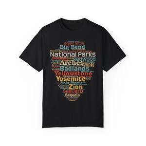 Könnte beinhalten: Schwarzes T-Shirt mit einem grafischen Design der Namen verschiedener Nationalparks in den Vereinigten Staaten. Die Namen sind in einer Wortwolke mit einem Vintage-Farbschema angeordnet.