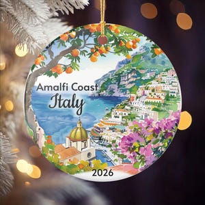 Adorno de cerámica de la Costa Amalfitana, pueblo costero en acuarela, acabado mate, año personalizado.