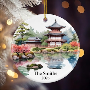 Adorno navideño personalizado de Japón 2025 - Recuerdo navideño de un templo japonés - Adorno de viaje personalizado para familia o pareja