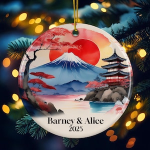 Adorno navideño japonés 2025: Monte Fuji y pagoda, regalo de viaje de cerámica. Recuerdo navideño japonés personalizado para decorar el árbol.