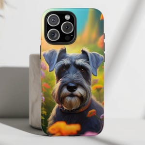 Könnte beinhalten: Ein schwarzer und grauer Schnauzer mit einem weißen Brustfleck sitzt in einem Feld mit gelben und orangefarbenen Blumen. Der Hund schaut in die Kamera. Der Hintergrund ist ein verschwommenes Bild eines Blumenfeldes.