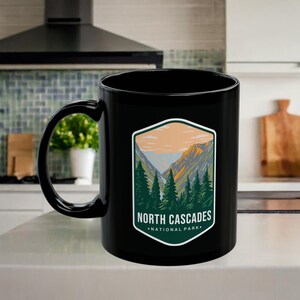 Tasse en céramique du parc national des North Cascades, Noir 11 oz ou 15 oz | Sans BPA, finition brillante, passe au micro-ondes et au lave-vaisselle