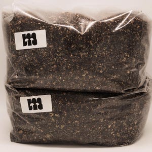 Könnte beinhalten: Ein Set aus drei Keramikbechern mit gesprenkelter, matter Oberfläche. Die Becher sind in den Farbtönen Creme, Hellgrau und Dunkelgrau gehalten. Jeder Becher hat ein schlichtes, minimalistisches Design, ideal für Kaffee oder Tee.
