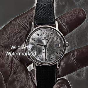 Pode incluir: Um relógio de pulso Omega prateado com uma pulseira de couro preta. O mostrador do relógio tem marcadores de hora romanos pretos e uma janela de data na posição das 3 horas.