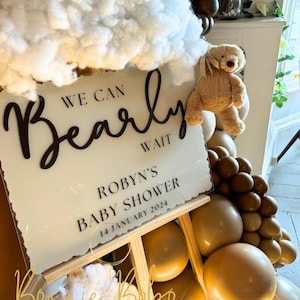 Autocollant de plaque de bienvenue à faire soi-même/autocollant en vinyle/fête prénatale/signe de fête sur le thème ours/Nous pouvons attendre Bearly/autocollant uniquement