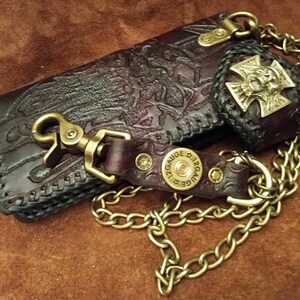 Cartera de cuero hecha a medida con diseño de motociclista o camionero, con cadena de latón y llavero con clip