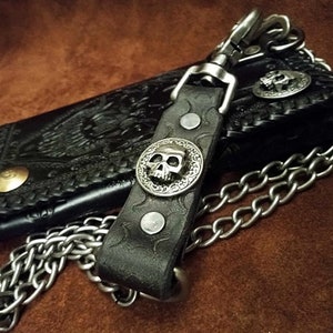 Cartera de cuero hecha a medida, estilo motociclista, camionero, chopper, con cadena de concho y calavera, llavero con cordón de canguro, 3 pliegues, hecha a mano en EE. UU.
