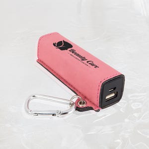 Banco de energía personalizado, cargador de teléfono de 2200 mAh, cuero grabado, accesorios de viaje personalizados, regalo hecho a mano para ella/él / Best Vandam Leather