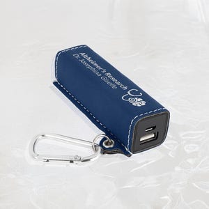 Banco de energía personalizado, cargador de teléfono de 2200 mAh, cuero grabado, accesorios de viaje personalizados, regalo hecho a mano para ella/él / Best Vandam Leather