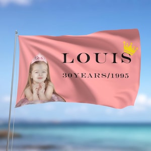 Bandiera di compleanno personalizzata per bambine • Striscione in poliestere da 3 x 5 piedi • Tema principessa • Aggiungi nome ed età • Sfondo bandiera rosa
