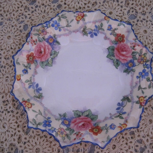AYNSLEY -  Round Shaped Dish with scalloped edges  - B944