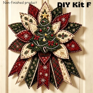 Puede incluir: Un kit DIY F sin terminar que presenta un tapiz de pared acolchado en forma de estrella con un árbol de Navidad verde en el centro. El diseño incluye pétalos de tela rojos, verdes y crema con patrones bordados de estrellas, acebo y cuadros.