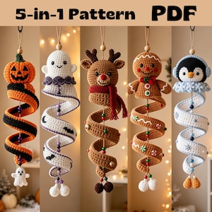 Op de afbeelding: Een 5-in-1 PDF-patroon voor vijf gehaakte hangende ornamenten met een pompoen, een spook, een rendier, een peperkoekmannetje en een pinguïn. Elk ornament heeft een spiraalvormige staart versierd met kralen en een klein figuurtje onderaan.