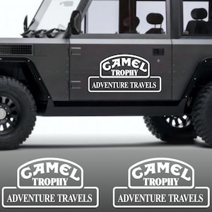 Set di adesivi Avventura trofeo cammello da 2 pezzi su entrambi i lati | Travels Camel trophy 4x4 compatibile con bici, auto, camion, SUV, rimorchio su entrambi i lati