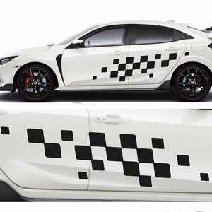 Könnte beinhalten: Schwarz-weißer karierter Rennstreifen-Aufkleber für ein Auto. Der Aufkleber ist auf einem weißen Auto zu sehen.