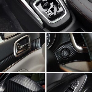 Puede incluir: Primeros planos de detalles interiores de autom&oacute;viles. Las im&aacute;genes muestran detalles de fibra de carbono en la palanca de cambios, manijas de puertas, tablero y otros componentes interiores. El bot&oacute;n de arranque/parada es visible. El tema general son los accesorios para autom&oacute;viles.