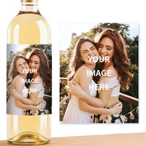 Pode incluir: Uma garrafa de vinho branco com um rótulo que mostra duas mulheres se abraçando. O rótulo tem o texto "Your Image Here".