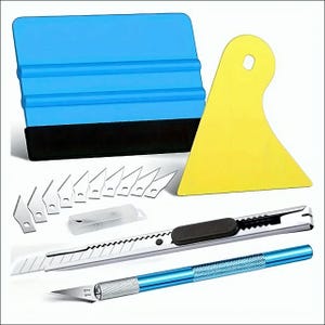 Puede incluir: Un conjunto de herramientas para aplicar calcomanías de vinilo, que incluye una escobilla de goma azul, una escobilla de goma amarilla, un cuchillo multiuso, un juego de 10 cuchillas de afeitar y un cuchillo pequeño con mango azul.