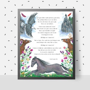 Puede incluir: Una ilustración de acuarela de un poema sobre la tierra y sus criaturas. El poema dice: «Somos parte de la tierra y necesitamos ser parte de uno. Las hojas petrificadas son parte de nuestra piedra. Él muestra los árboles, las grandes rocas. ¿Cómo estamos sin ellos?  ¿Qué es el hombre para nuestros líderes? Si hubiera grandes árboles, ¿las hojas alguna vez se entristecerían por la tierra? Porque lo que le sucede a las hojas, pronto nos sucede a nosotros. Todo está conectado.  El mar lo sabe. La tierra muestra que no viene a tomar, el hombre pertenece a la tierra.  Lo sabemos. Todo está conectado.  Lo sabemos.  Lo que le suceda a la tierra le sucede al nombre de la tierra. El hombre no tejió la red de la vida. Él es simplemente un hilo en ella.  Lo que le hace a la red, se lo hace a sí mismo. »