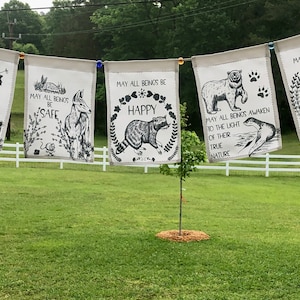 Böneflaggor med vilda djur på utomhustyg, Metta Prayer, sträng med 5 handgjorda svartvita flaggor